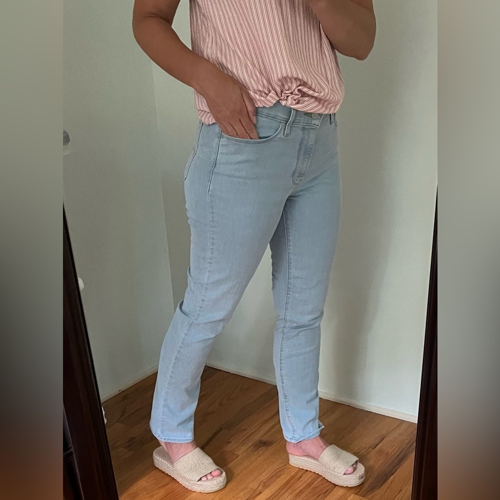 Levis Classic Straight in Light Wash Size 8 - Picture 8 of 10
